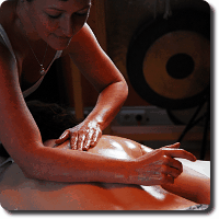 Katrin Leutbecher massiert einen Rücken mit der Lomi-Lomi-Massage