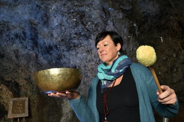 Katrin Leutbecher schlägt die Klangschale in der Marienglas-Höhle an und lauscht den Schwingungen.