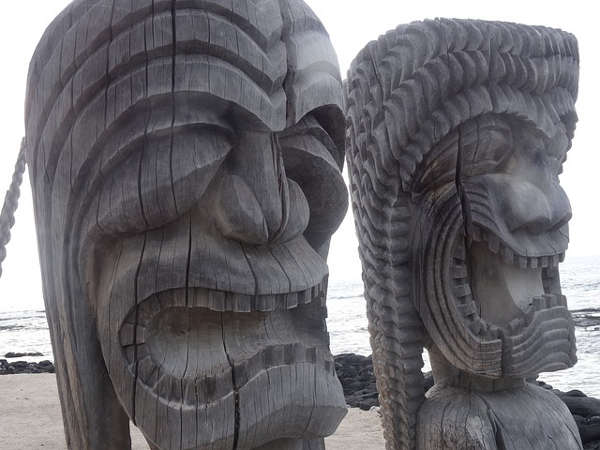 Statuen aus Holz am Strand von Hawaii Big Island