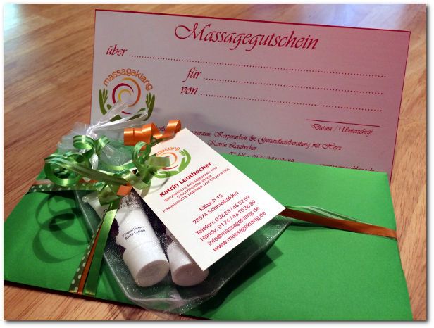 Gutschein der Firma Massageklang als Geschenk dekoriert