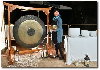 Katrin Leutbecher an den Klangschalen, Kristallschalen und dem großen Gong in der Marienglashöhlea