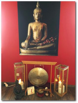die neue Praxis Massageklang von Katrin Leutbecher - der Budda über den Klanginstrumenten