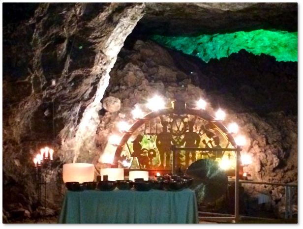 Katrin Leutbecher Klangreise in den Frühling in der Marienglashöhle in Friedrichsroda - auf dem Bild sind eine ganze Reihe von tibetischen Klangschalen vor der Höhlenwand zu sehen.