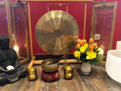 Gong und tibetische Klangschale für die Klangmeditation von Katrin Leutbecher