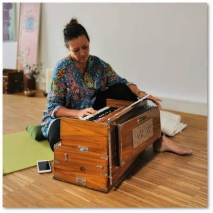 Katrin Leutbecher spielt das Harmonium-Spiel zum Mantra-Gesang