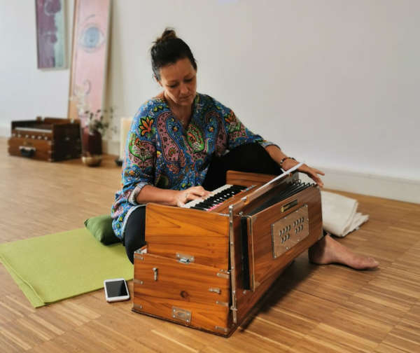 Katrin Leutbecher von MASSAGEKLANG spielt ihr neues Harmonium und singt dazu ein Mantra