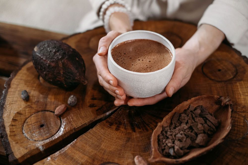 Eine Frau hält eine Tasse Kakau in den Händen