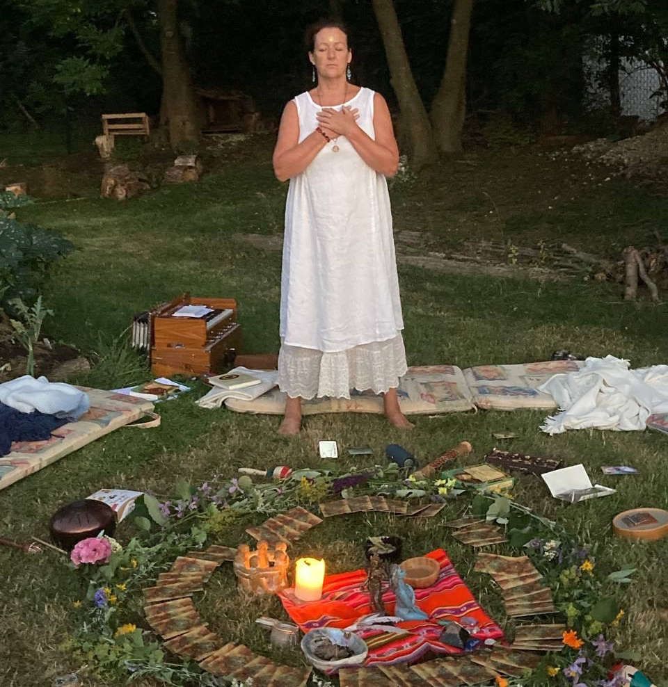 Katrin Leutbecher leitet ein Outdoor-Ritual