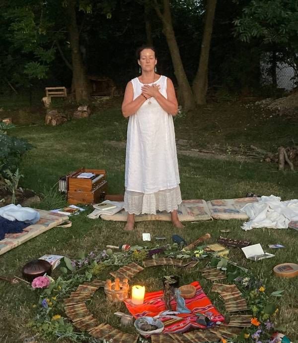Katrin Leutbecher Massageklang bei der Durchführung einer Zeremonie für einen Frauenkreis
