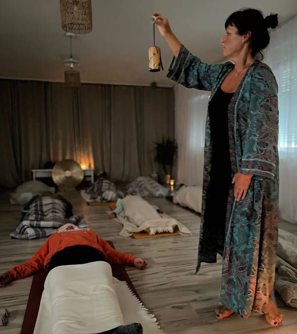 Katrin Leutbecher Massageklang - lässt ein Klangspiel während der Entspannungsphase ihrer Yoga-Teilnehmerinnen und Teilnehmer ertönen
